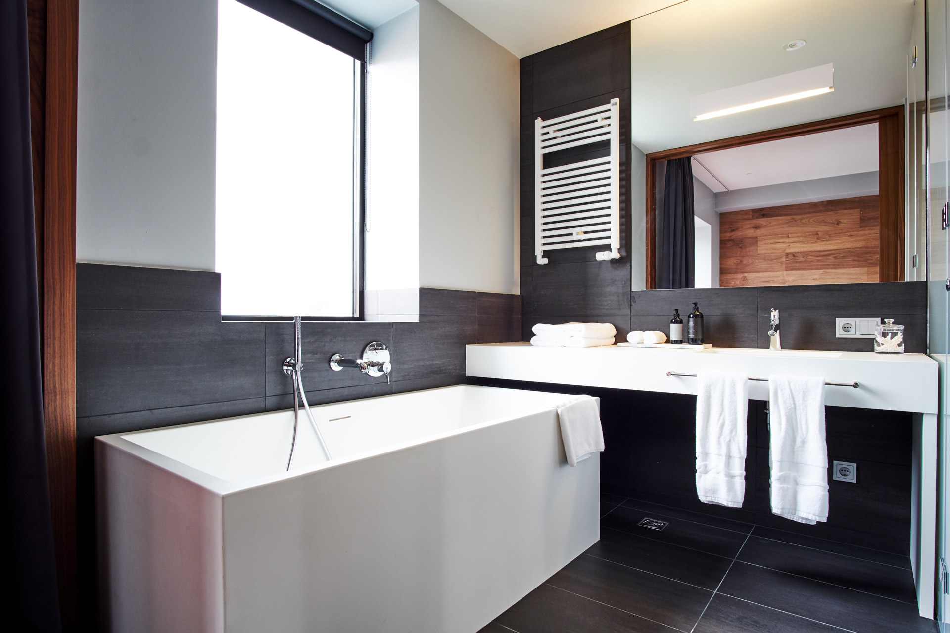 On retrouve dans les salles de bain le même mélange entre minimalisme contemporain et style scandinave