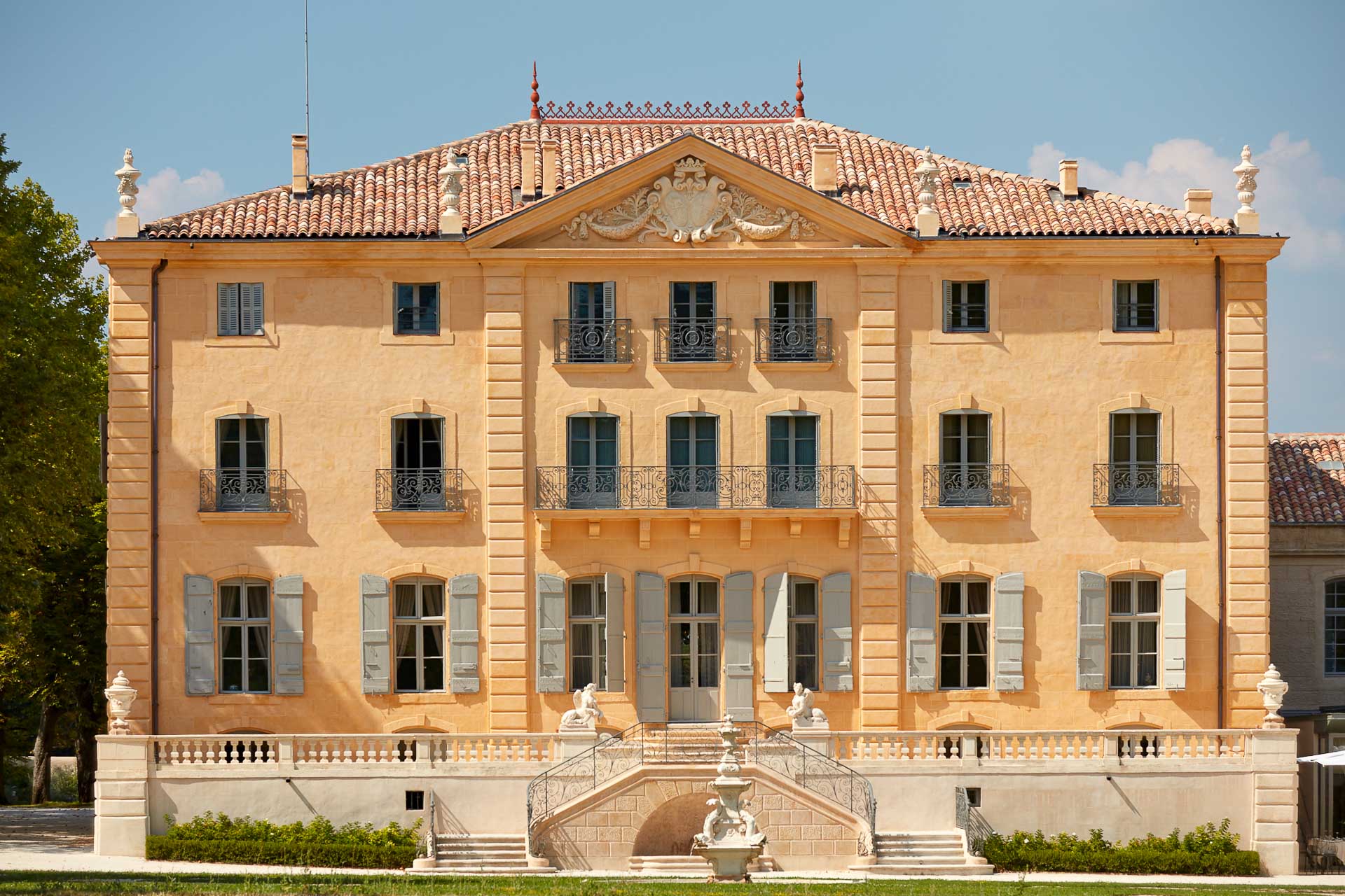 La façade historique du Château de Fonscolombe.