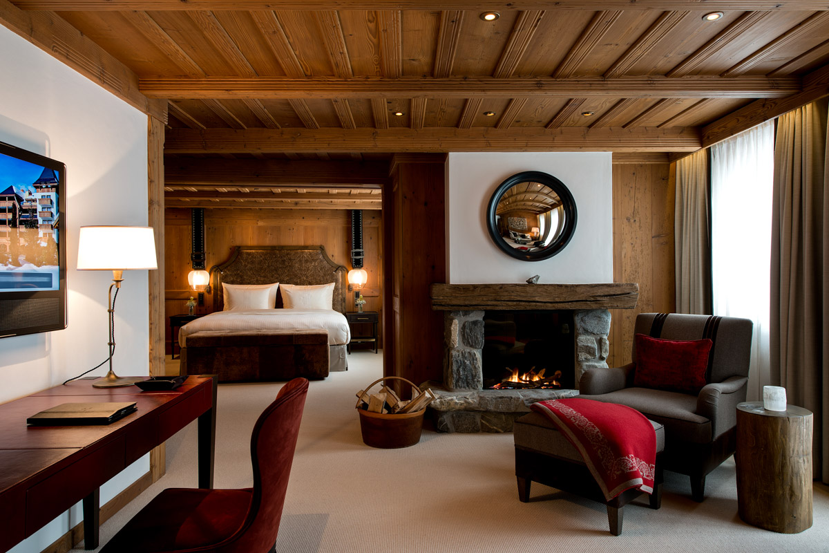 Chaque Junior Suite à l'Alpina dispose d'un coin salon avec cheminée | © The Alpina Gstaad