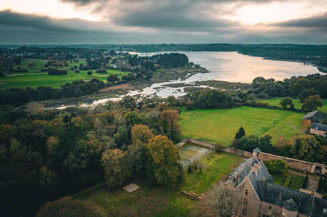 Plongée dans la nature bretonne et le bord de mer, l’hôtel se trouve à 200 m de la rivière d’Auray