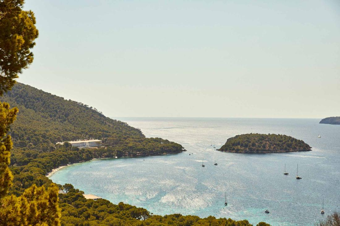 L’hôtel est niché au cœur d’un vaste domaine privé entre falaises escarpées et plages secrètes