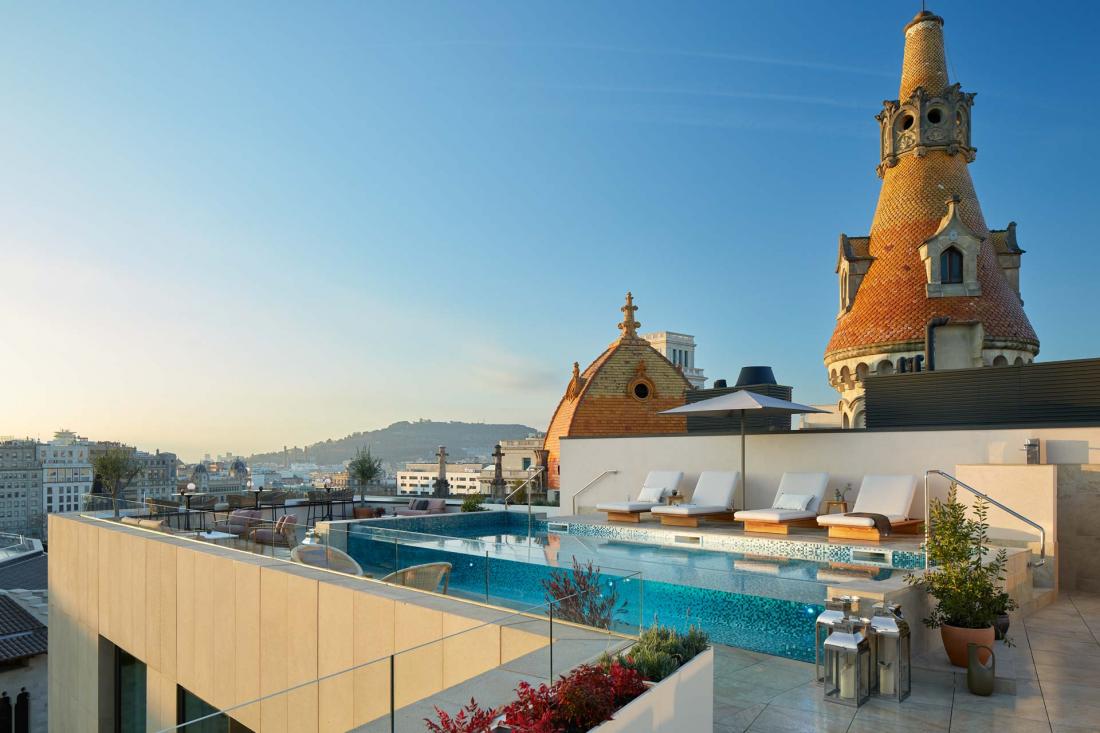 Au dernier étage de l’hôtel, une piscine et un bar avec vue