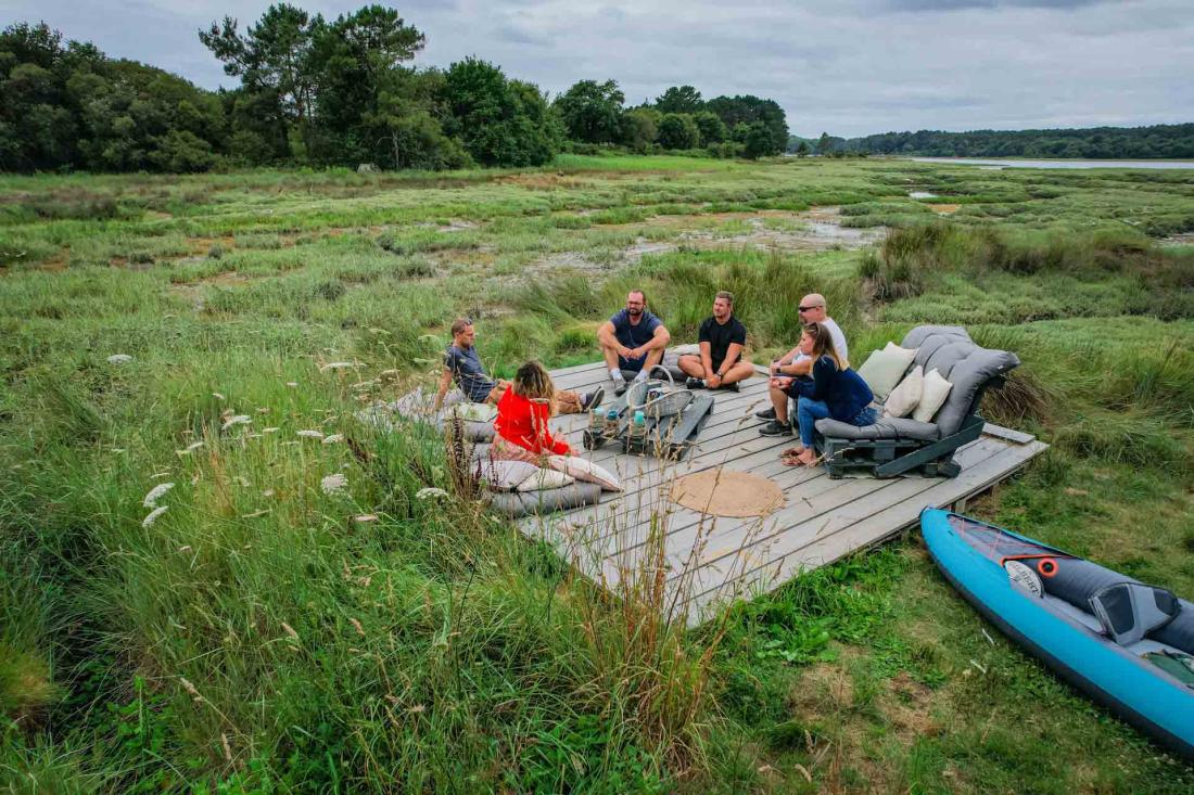 Différents ateliers sont proposés aux hôtes, dont des sessions bien-être en pleine nature