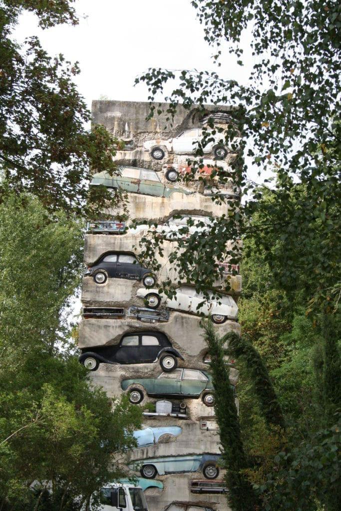 Héritage de la présence de la Fondation Cartier, Montcel abrite dans son parc des œuvres témoins de cette époque. La plus marquante est « Long Term Parking » de l’artiste Arman.