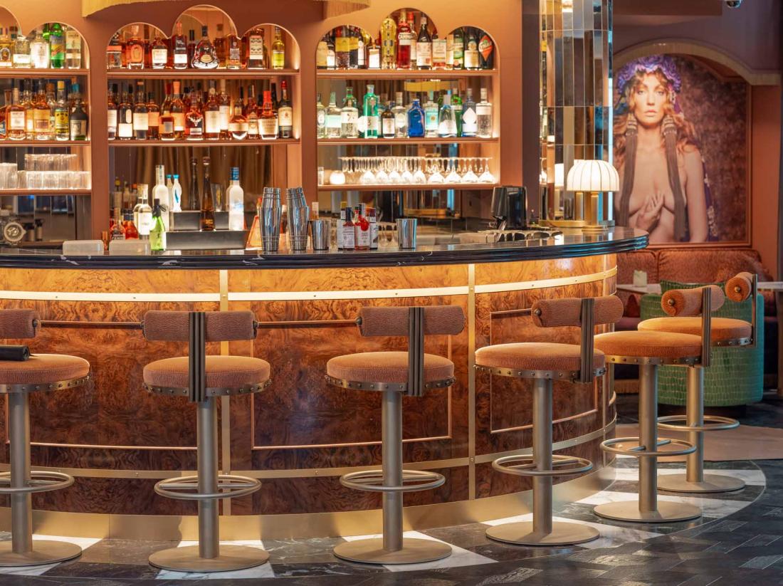 Le bar emblématique de l’hôtel, dans son charme art déco.