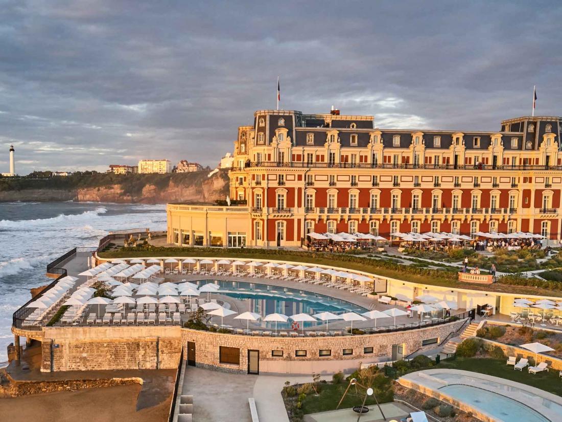 L’Hôtel du Palais domine la plage de Biarritz de sa silhouette Empire