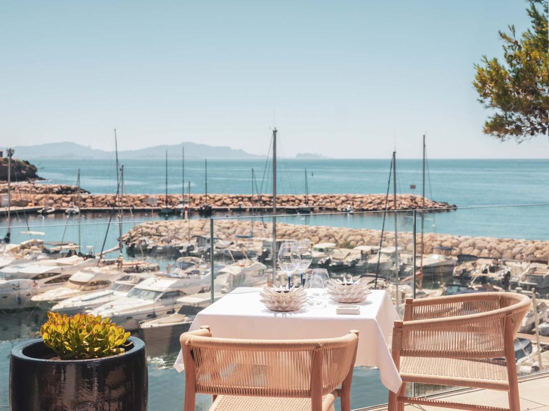 Les clients du restaurant gastronomique l’Oursin ont une vue sur le port et la mer, prédisposant au voyage offert dans l’assiette.