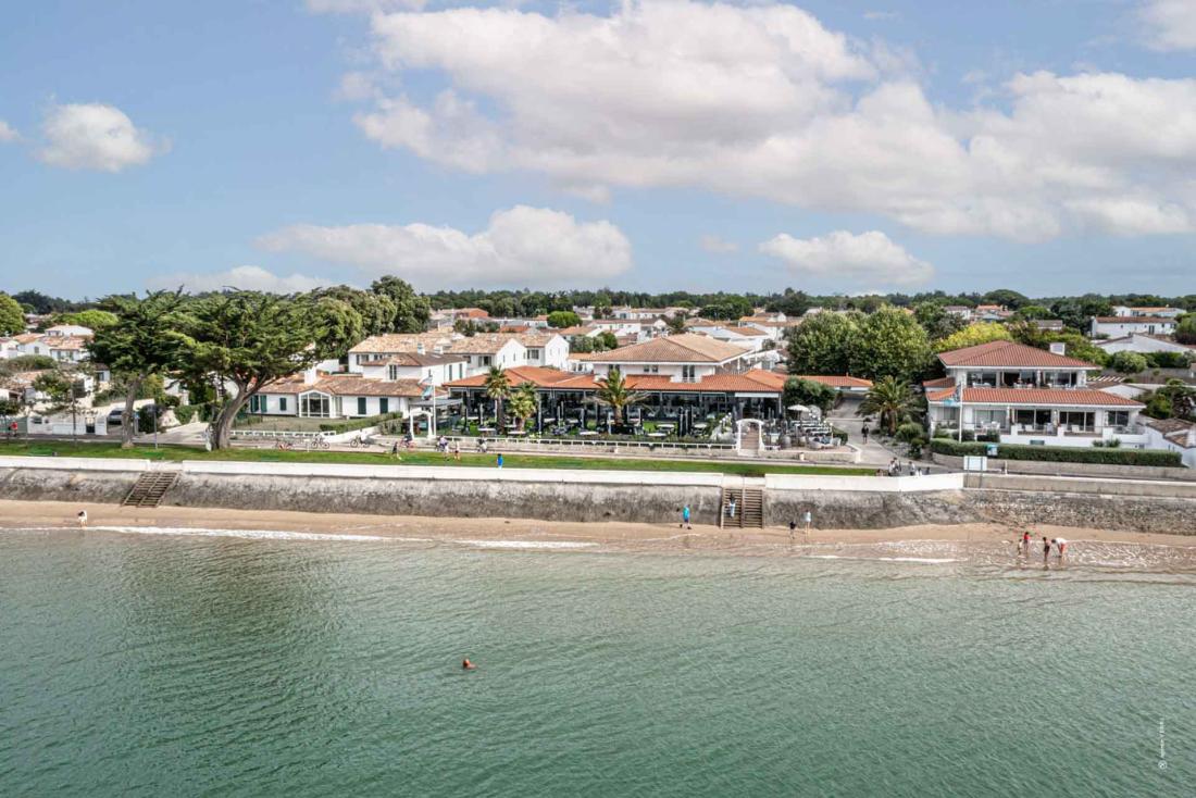 Le HR Hôtel & Spa Marin fait face à la plage de l’Arnerault et à l’océan infini