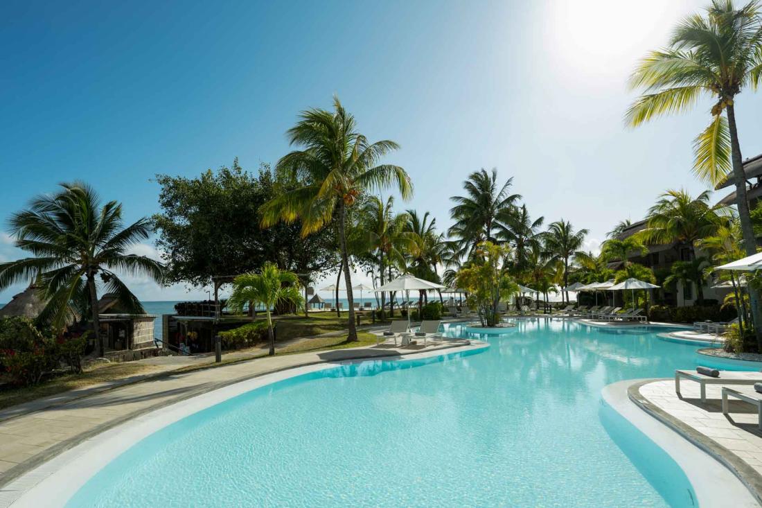 L’une des deux piscines de l’hôtel, qui s’ajoute à la piscine à débordement sur la plage