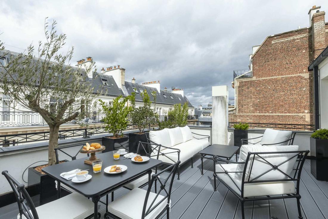 Les terrasses des chambres signatures, avec vue sur les toits de Paris