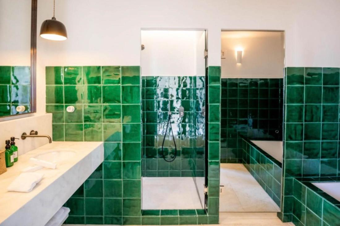 Les salles de bain s’habillent de terres cuites vert cuivre martelés à la main