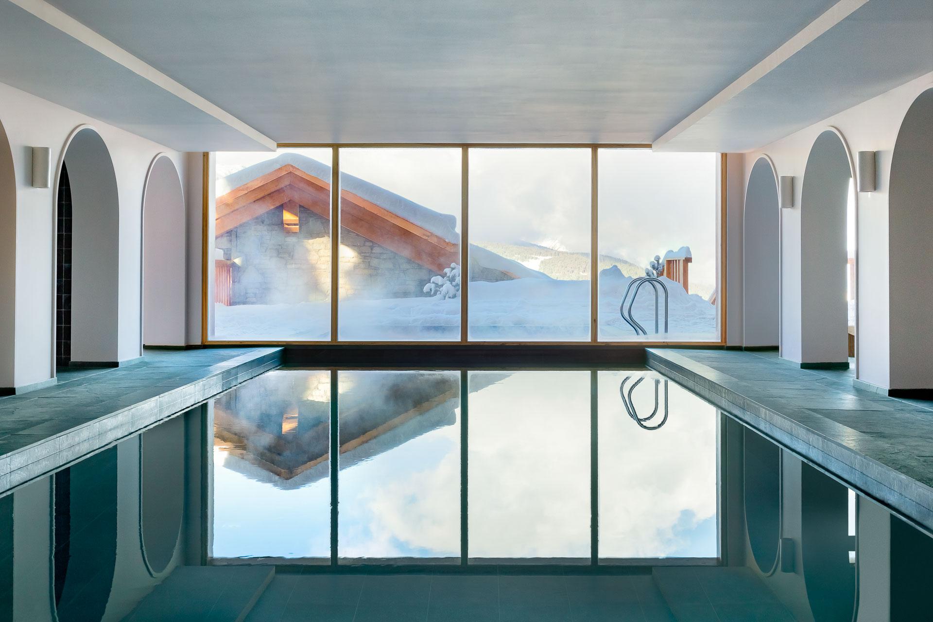Le Coucou Méribel – La piscine adjacente au spa Tata Harper © Jérôme Galland