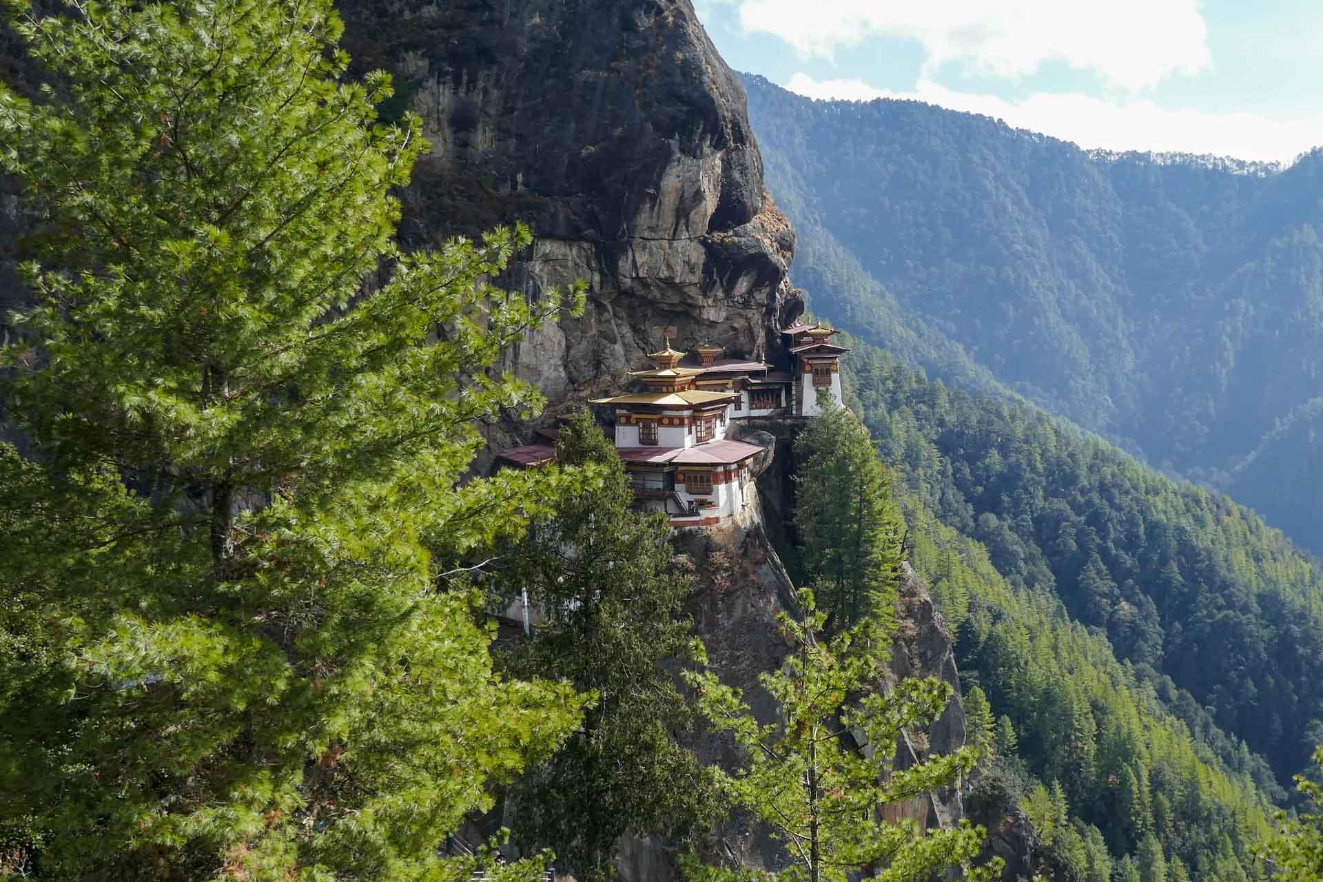 Le temple du nid d’aigle accroché à la falaise 