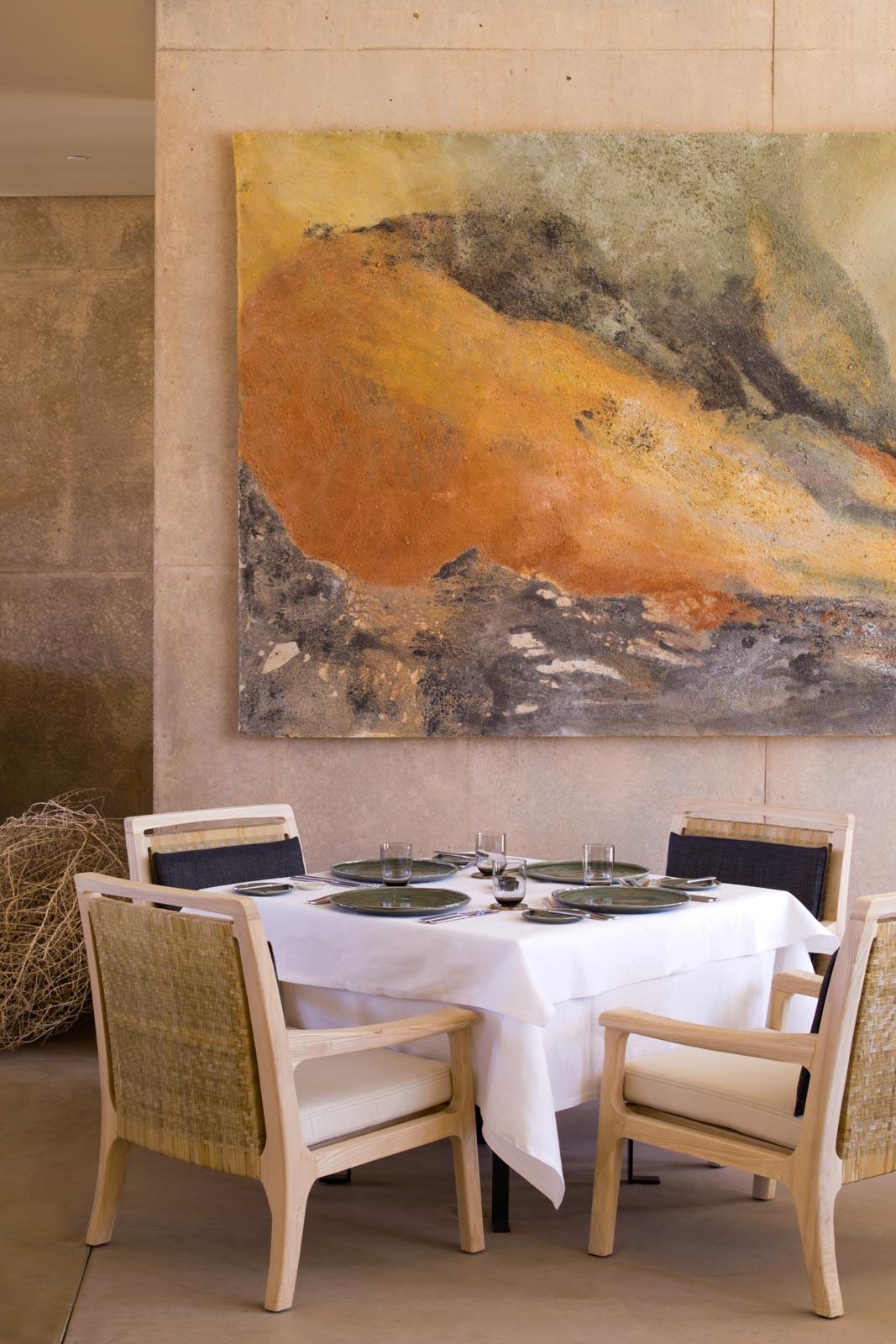 Les toiles d’Ulrike Arnolds dans la salle à manger © Amanresorts Limitied