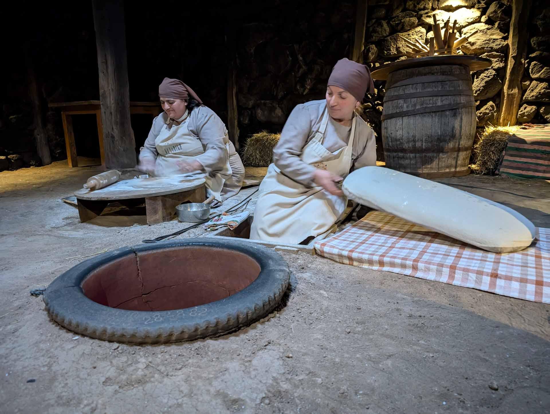 Boulangères en action à Tsagkunk- © Nathalie Costa