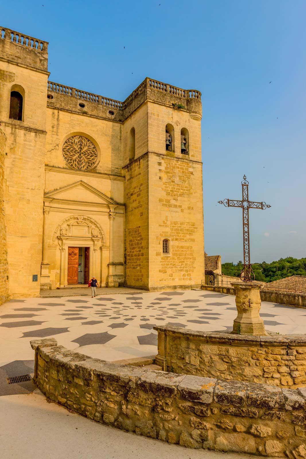 Collégiale Saint-Sauveur de Grignan © Adobestock Gerald Villena