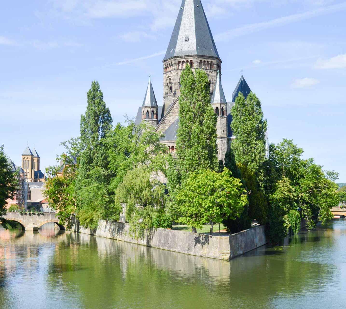 Le Temple Neuf au bord de la Moselle © PG