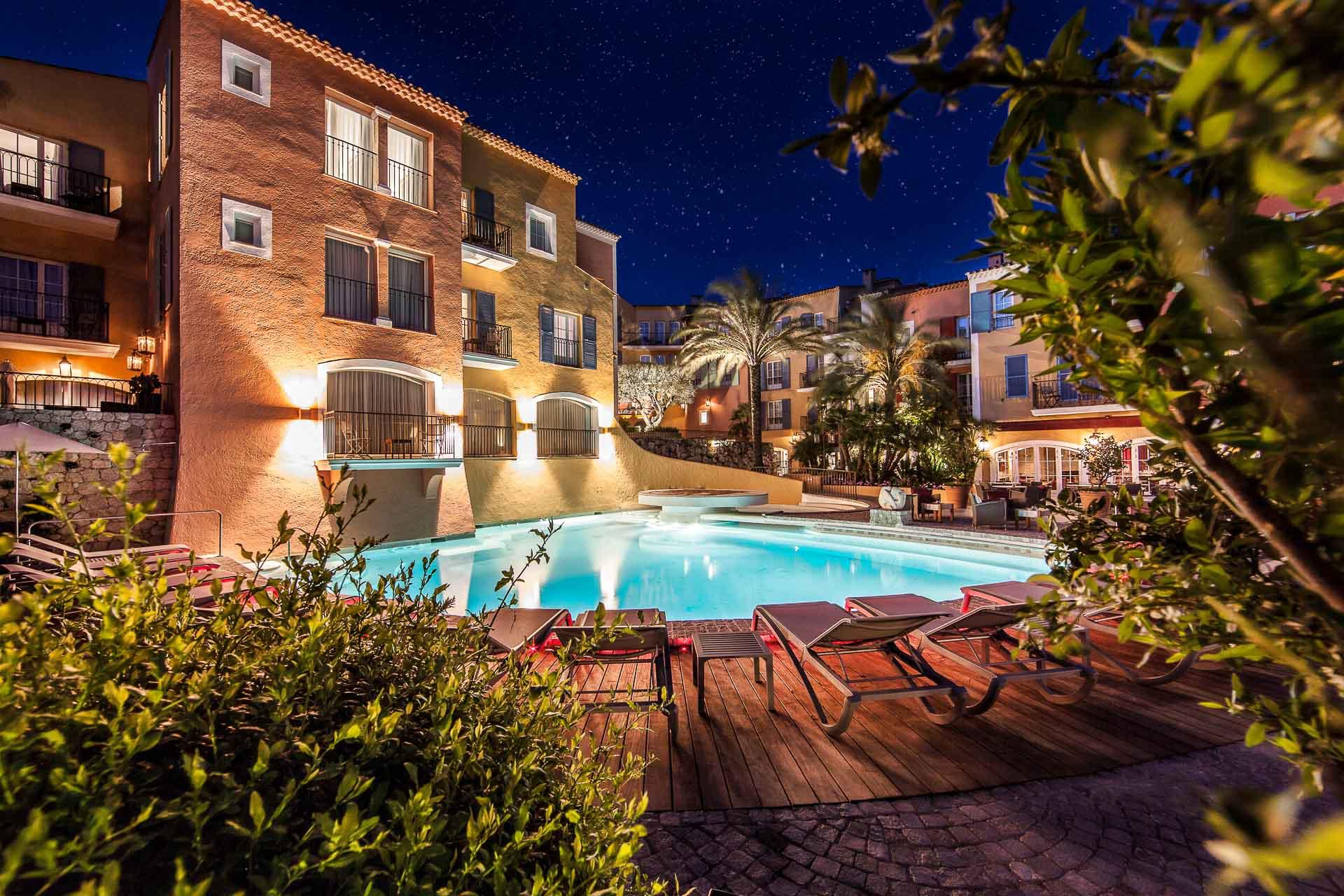 La piscine du Byblos de nuit © Hotel Byblos Saint Tropez