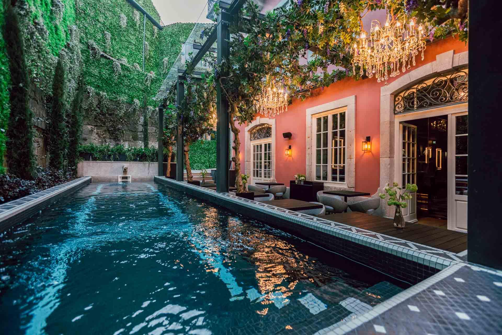 Le patio extérieur avec sa piscine au Torel Palace Porto © DR