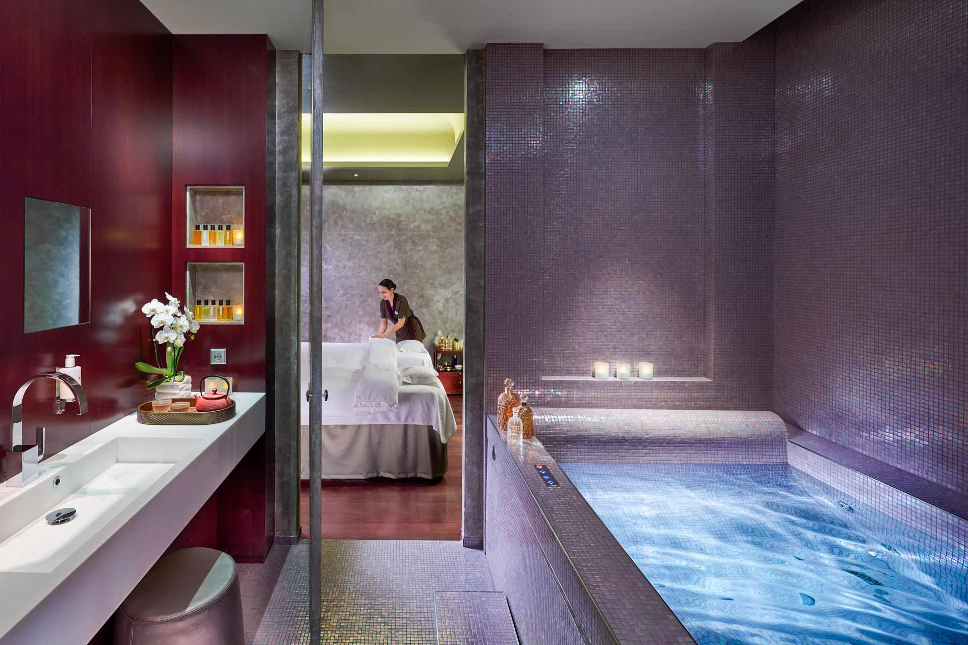 Suite de soin pour couple avec douche-hammam, vestiaire privatif et piscine revitalisante © Mandarin Oriental