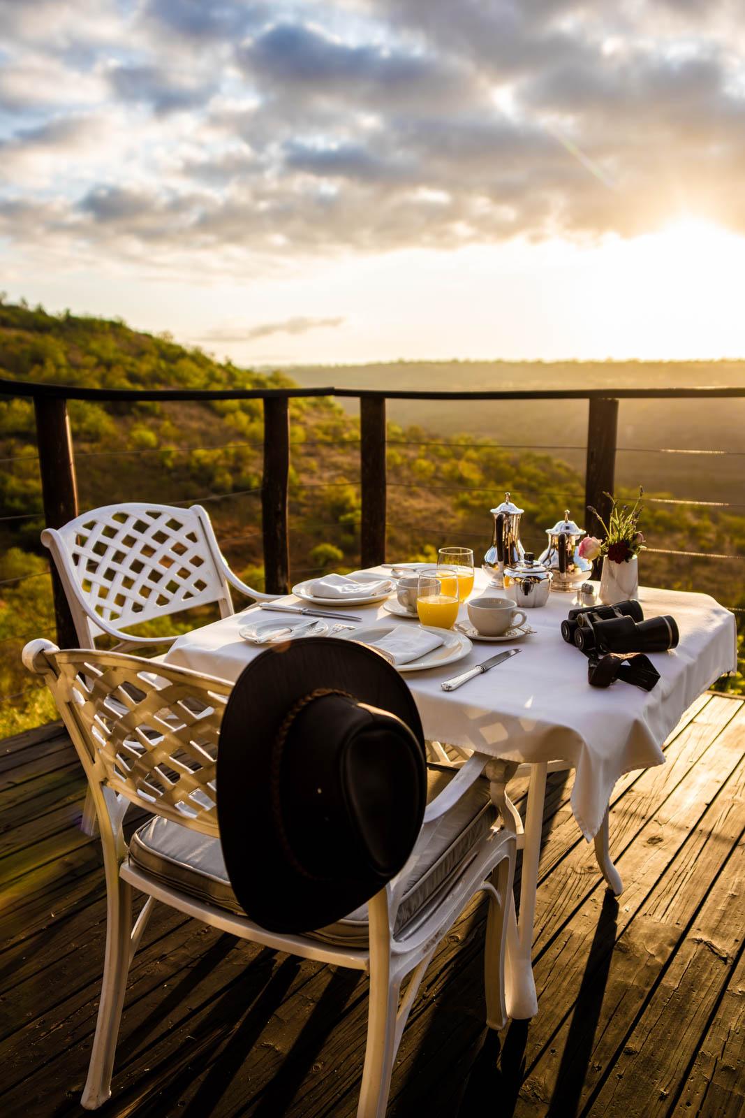 Prendre le petit-déjeuner en terrasse au Esiweni Luxury Safari Lodge