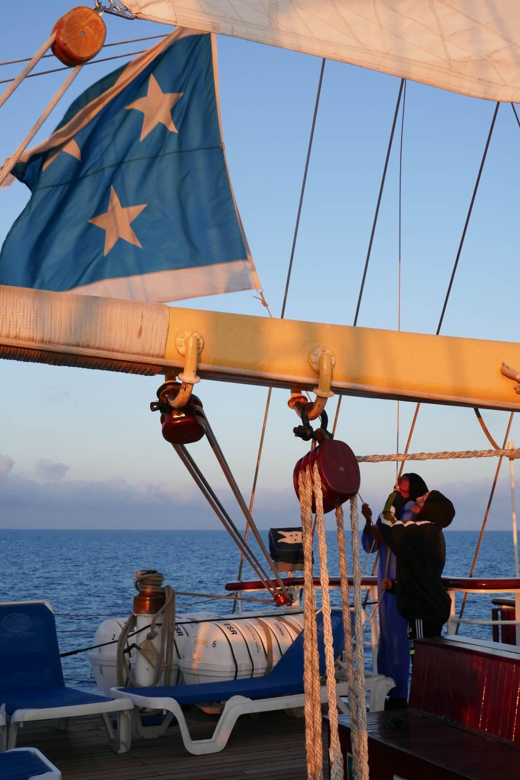 Hisser le drapeau de la compagnie au lever du soleil © Pierre Gunther