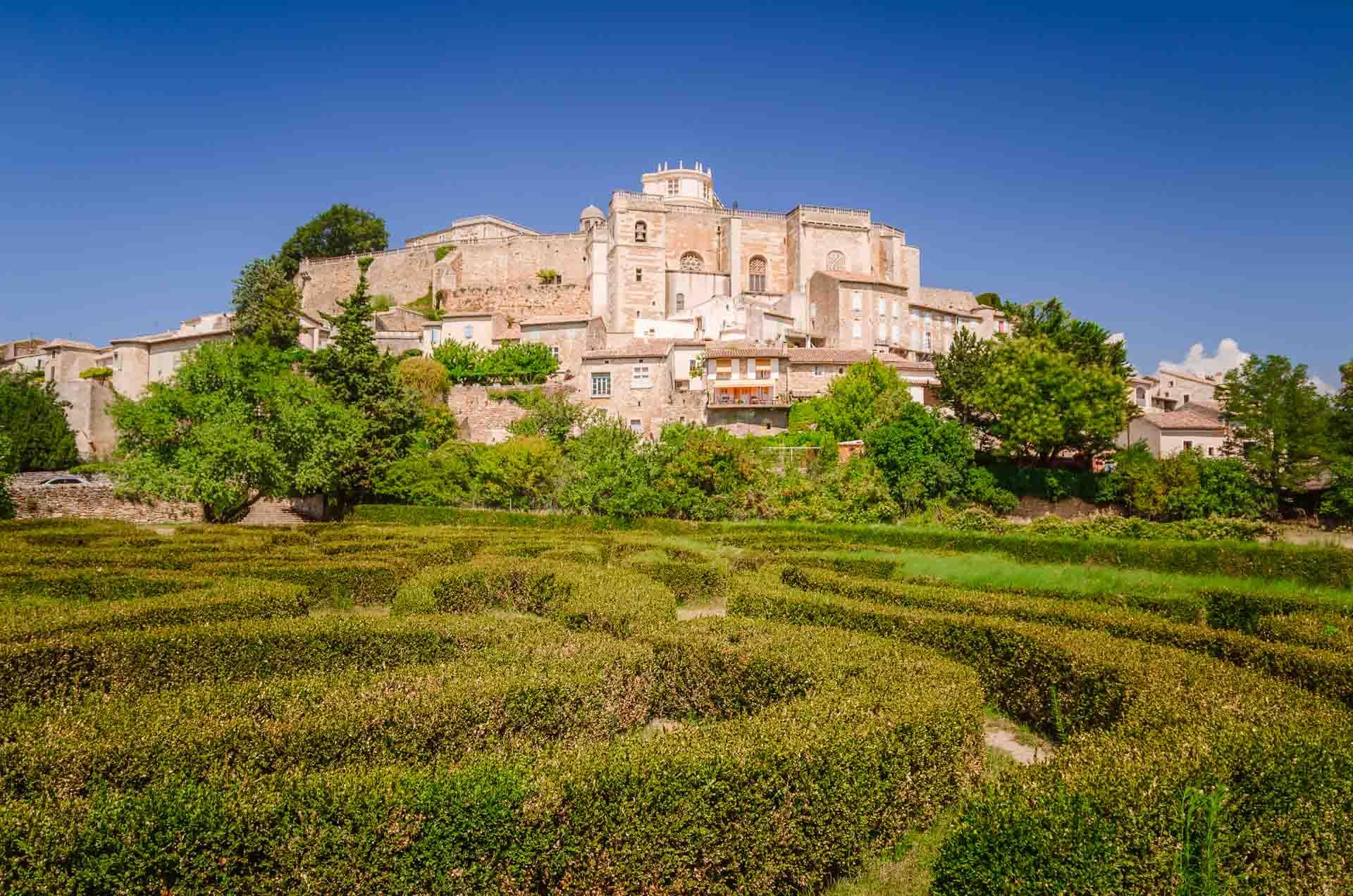 Le Château de Grignan lors d’un itinéraire dans la Drôme © AdobeStock