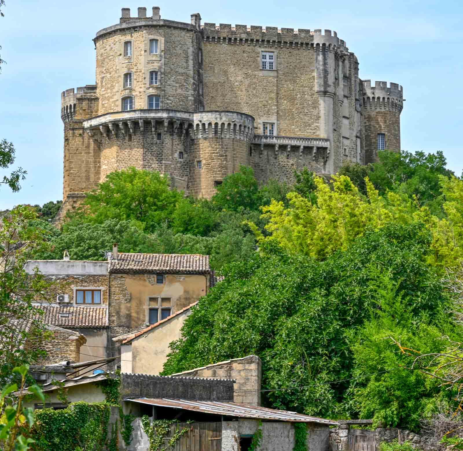 Château de Suze-la-Rousse © AdobeStock