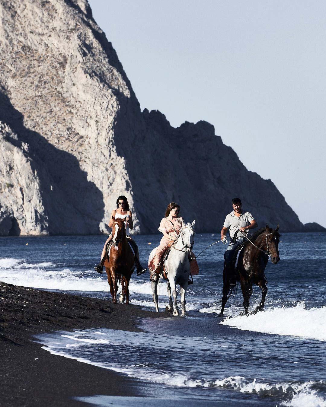 Les promenades à cheval sur la plage devant l’hôtel Istoria © Ig