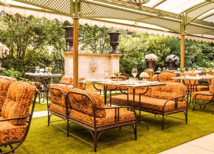 On a testé Riviera, la nouvelle terrasse nichée dans les jardins de l’Apicius