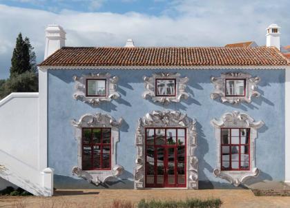 On a testé Vermelho, hôtel maximaliste et technicolor au Portugal 