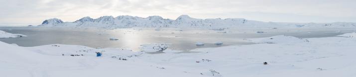 Ukîverajik, à 2 heures de motoneige de Tasiilaq, sur la côte ouest de l’île d’Ammassalik offre une vue incroyable sur le fjord de Sermilik.