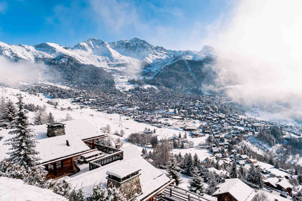 Le retour des flocons en altitude donne envie de farter ses skis. Pourquoi ne pas profiter d’un week-end pour effectuer les premières glisses de la saison ? A ceux qui ont envie de dévaler les pentes enneigées en décembre, YONDER propose sept idées d’hôtels avant-saison hyper confortables pour se relaxer, après l’effort, devant un feu de cheminée.