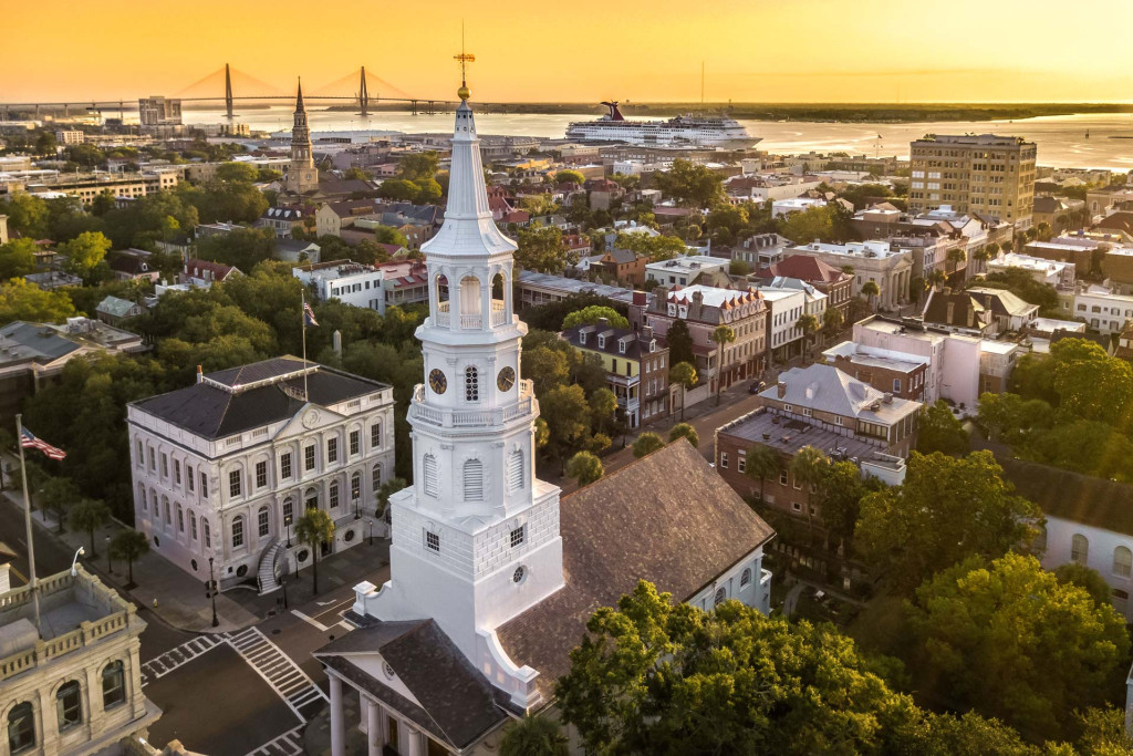 Charleston en Caroline du Sud, avec son charme historique et sa gastronomie savoureuse, est une ville méconnue qui mérite d’être explorée. Pour un itinéraire de 3 jours lors d’un road-trip sur la Côte Est des Etats-Unis, on découvre ses trésors cachés, des petits coffee shops locaux aux plantations emblématiques.