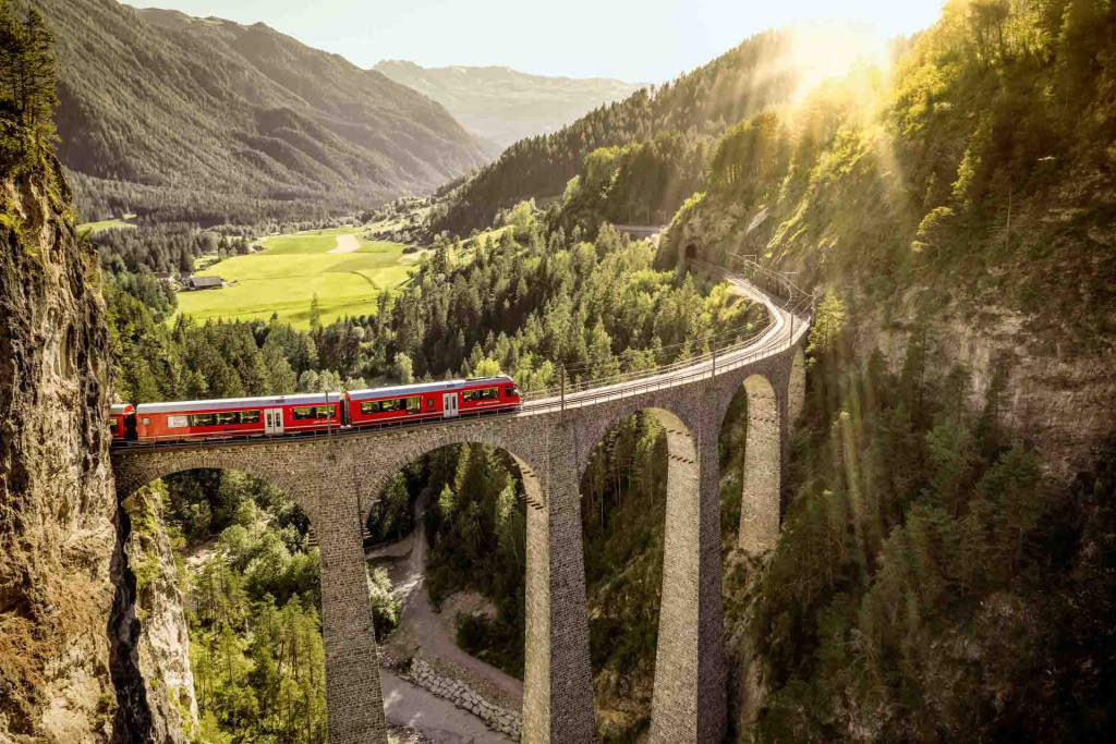 On vous entraine pour un road trip de 5 jours à travers la Suisse à bord de ses célèbres trains panoramiques, tout en gardant un œil attentif sur notre empreinte carbone. Un voyage qui nous a fait découvrir les villes de Montreux, Locarno, Lucerne et St. Gall. Suivez le guide pour une aventure écologique entre montagnes majestueuses et lacs scintillants. 