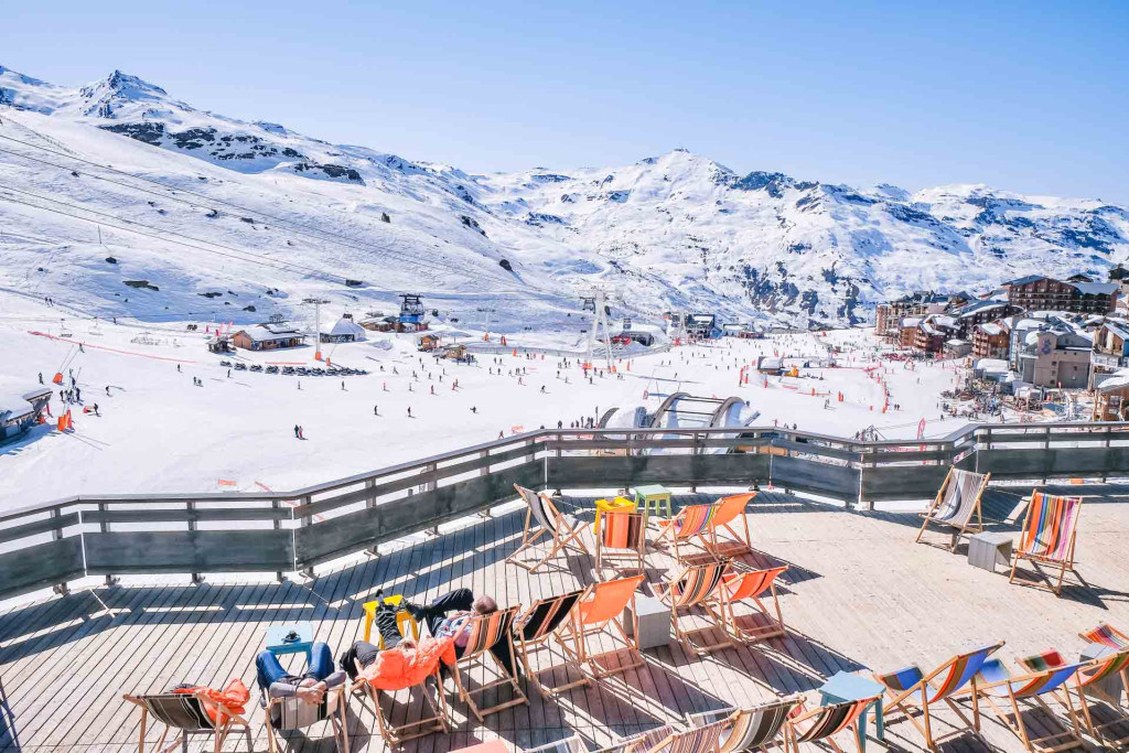 Dans la station la plus élevée d’Europe, un hôtel bouscule les codes alpins. L'état d'esprit du F7 ? Impertinent, décalé et festif. Ici pas de chichis mais une atmosphère cool, du confort et un look vintage qui en font un refuge unique en son genre.