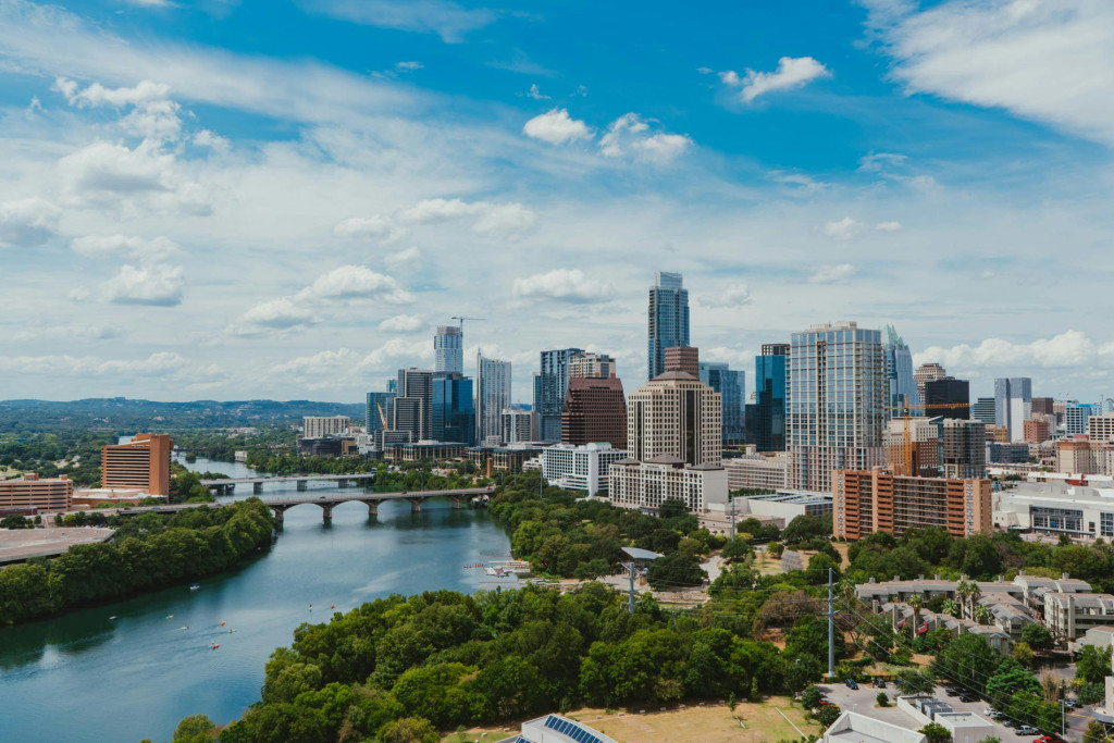 Austin est une ville dynamique et éclectique, située au cœur du Texas. Connue pour sa scène musicale vibrante, ses festivals animés, c'est une destination incontournable pour les amateurs de culture et de divertissement. Avec ses parcs verdoyants et ses concerts en plein air, la ville texane séduit par son ambiance conviviale. Son slogan, « Keep Austin Weird » reflète l’esprit créatif et alternatif de la ville. Nos bonnes adresses pour 3 jours à Austin.