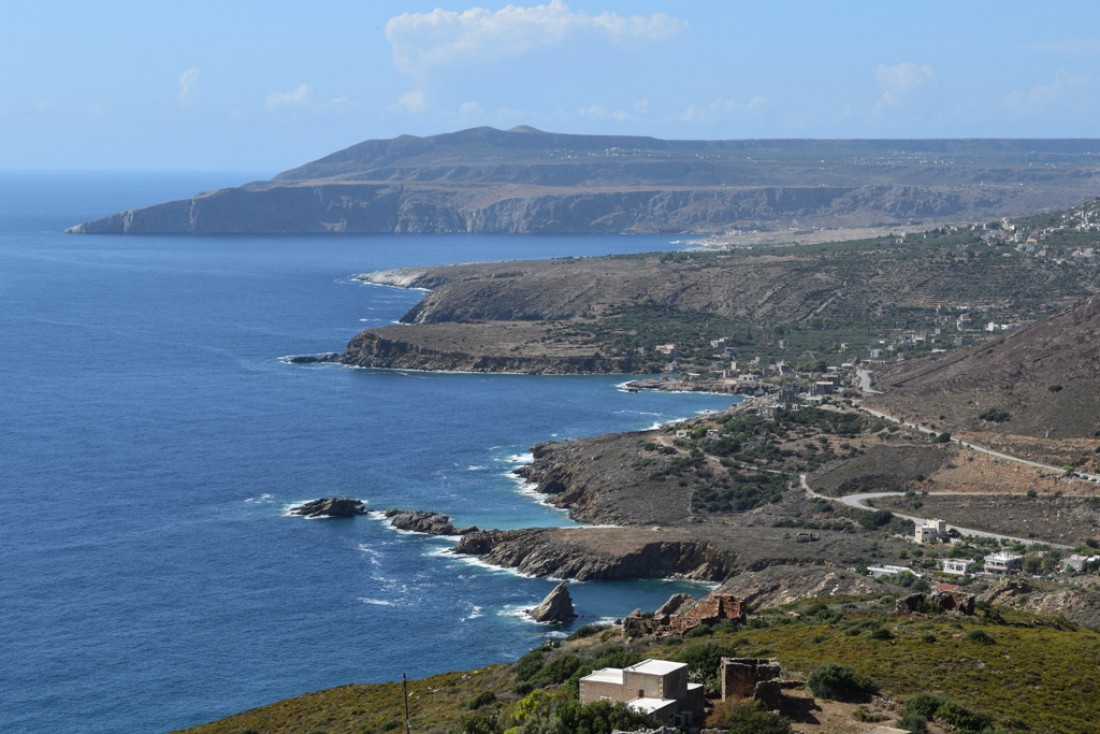 La côte se découpe de manière spectaculaire depuis la route entre Vathia et Marmari © Yonder.fr