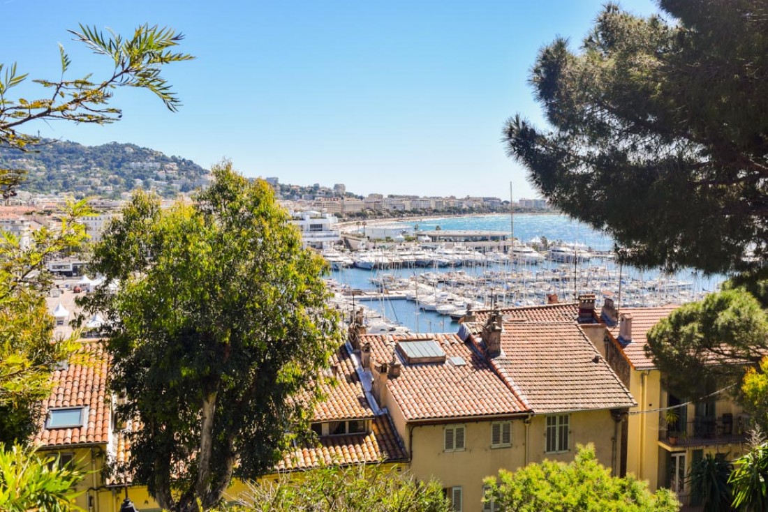 Vue sur Cannes, le Vieux-Port et La Croisette depuis le Suquet © Yonder.fr