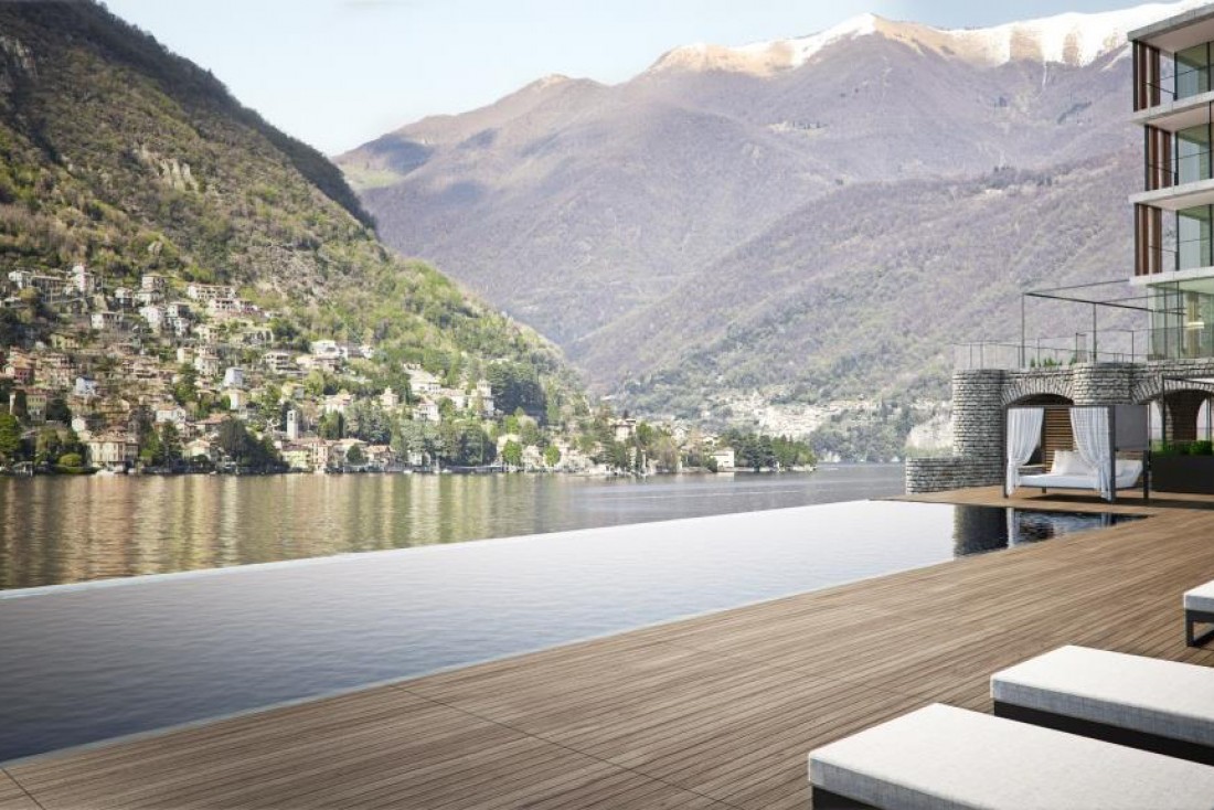 Au tout nouveau Il Sereno Lago di Como, une piscine infinity surplombe la rive du lac de Côme © Il Sereno Lago di Como