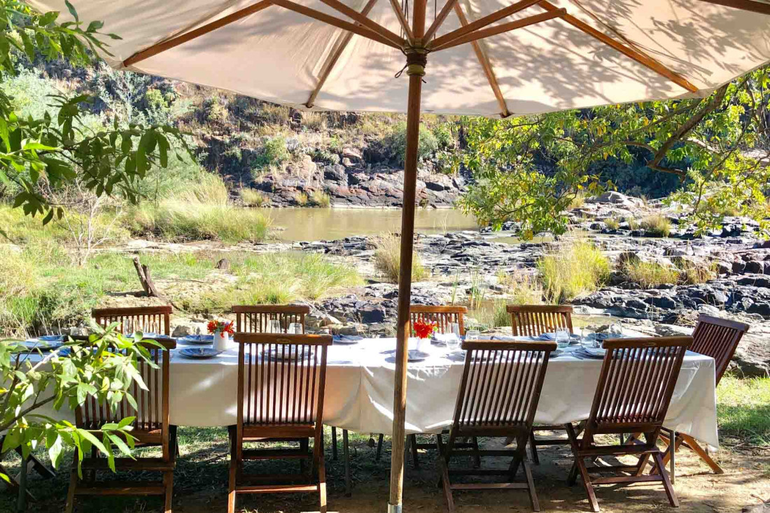 Déjeuner au bord d'une rivière dans une réserve africaine