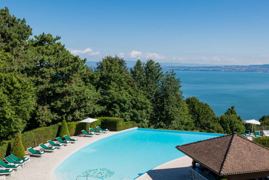 La piscine extérieure de l'Hôtel Royal Evian domine le Lac Léman © Evian Resort