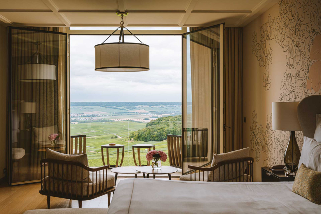 Suite Joséphine avec vue sur le vignoble champenois au Royal Champagne