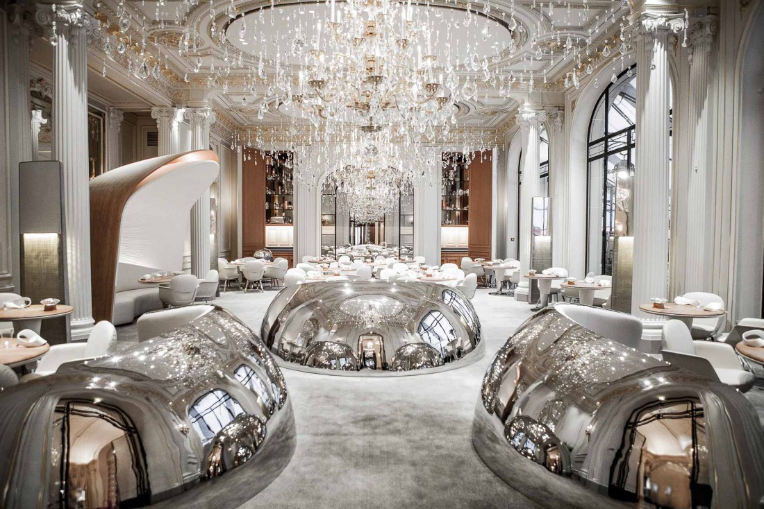 Décor spectaculaire dans la salle à manger du restaurant Alain Ducasse au Plaza Athénée © Pierre Monetta