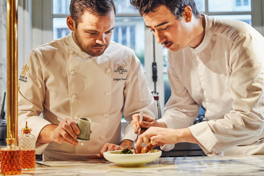 Le chef Grégory Garimbay à gauche © Guillaume Czerw