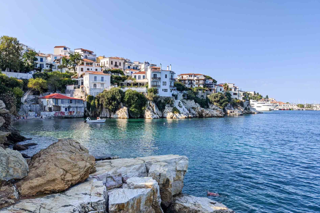 Où partir en octobre ? Sur l'île de Skiathos en Grèce