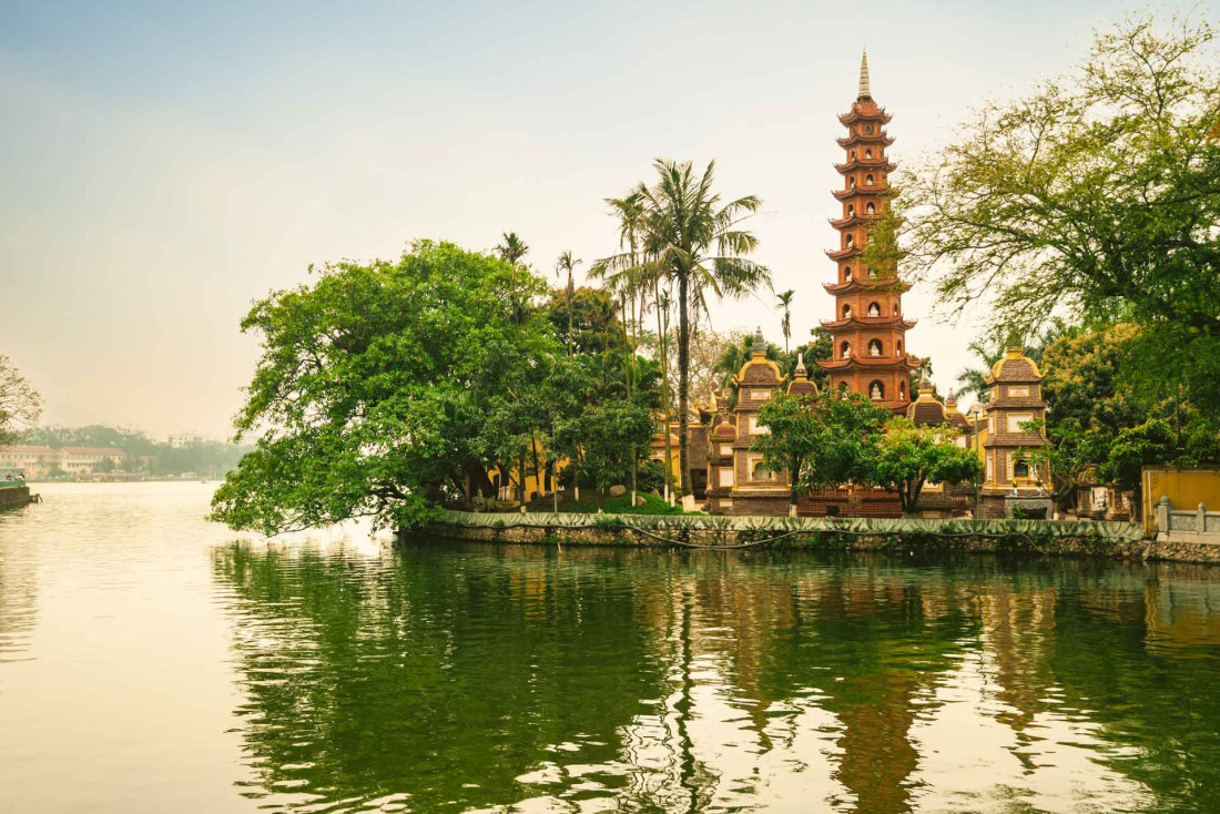 Un road trip pour visiter le Vietnam passe par la pagode Tran Quoc à Hanoï © AdobeStock