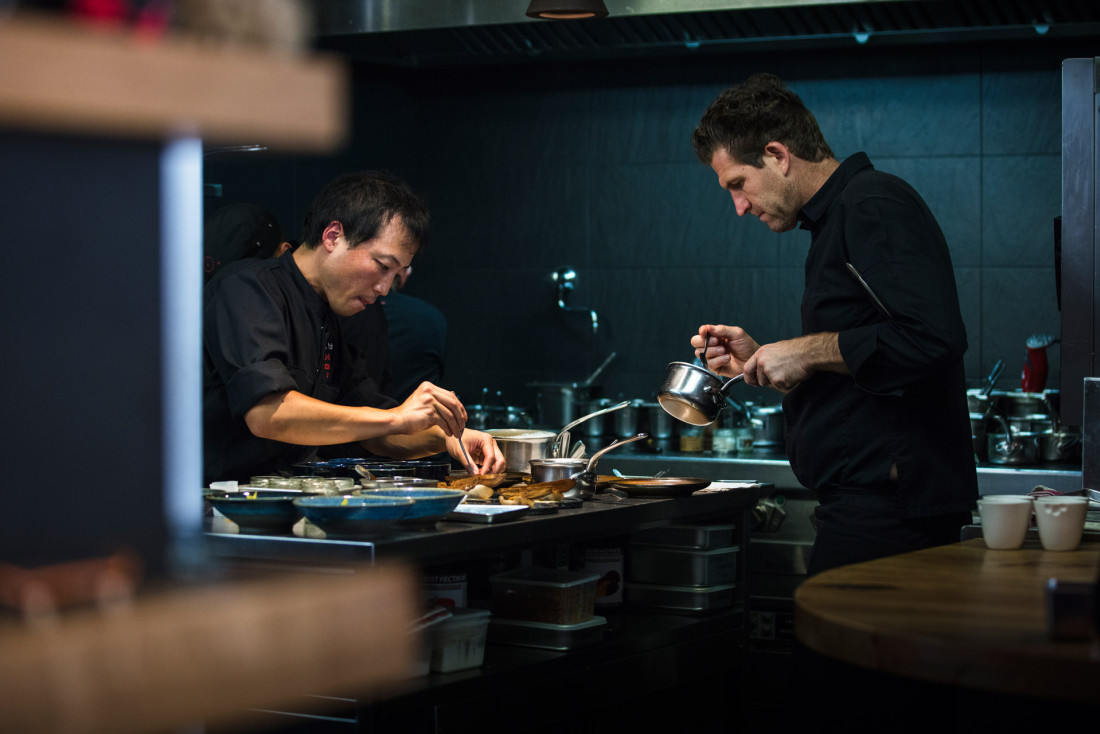 Le chef Alexandre Mazzia en cuisine © Matthieu Cellard