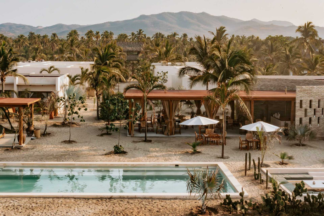 La piscine de Casa Yuma, entourée de sable