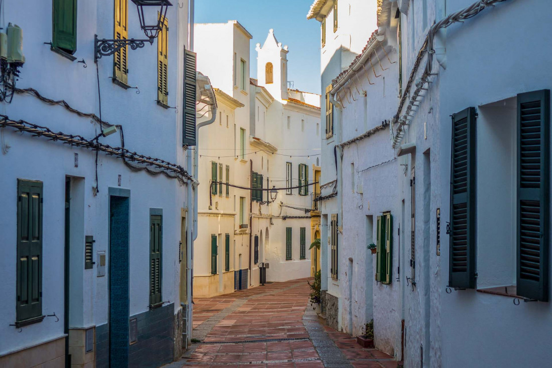 Les ruelles d'un village minorquin © Hector Rivas